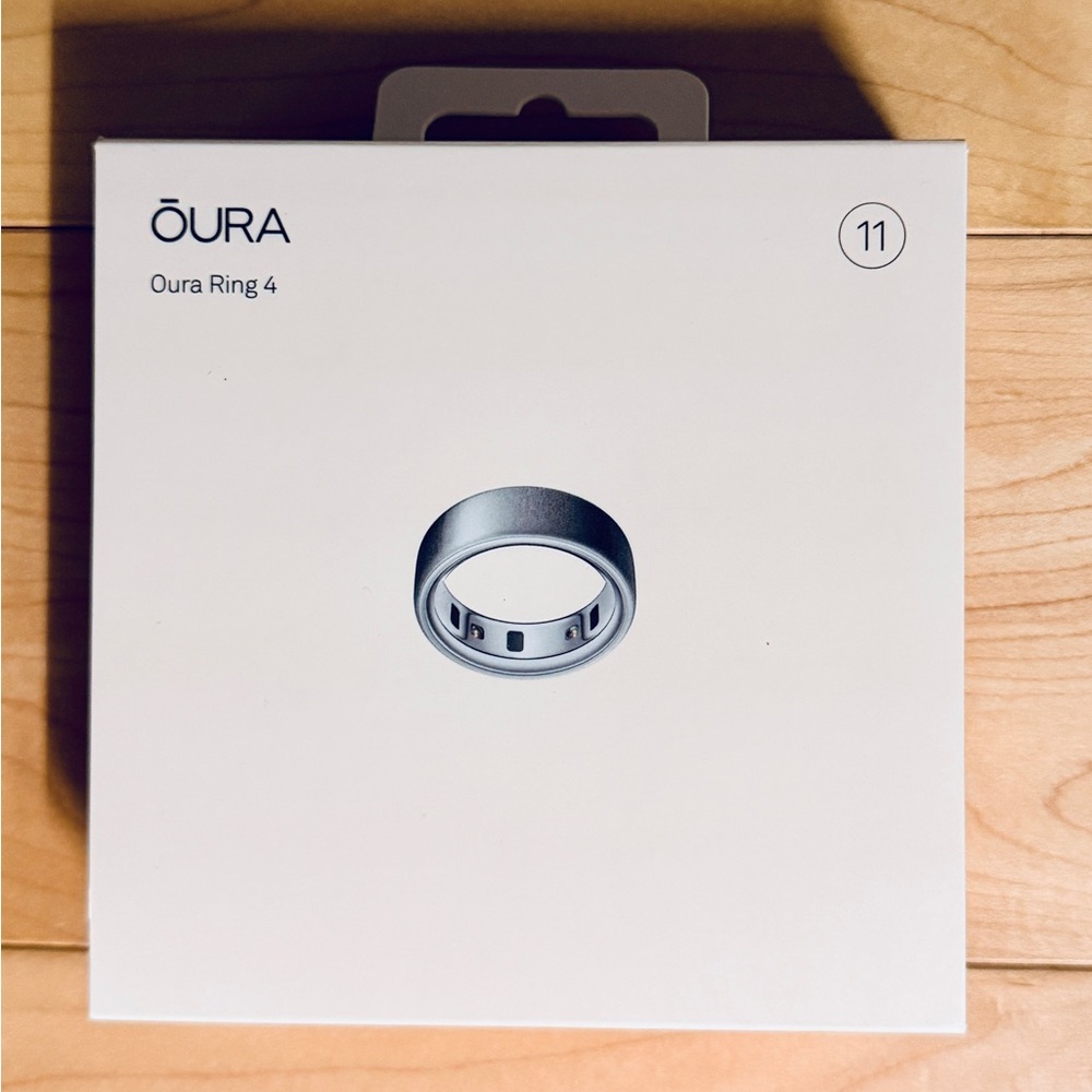Oura Ring 4 in Brushed Silver